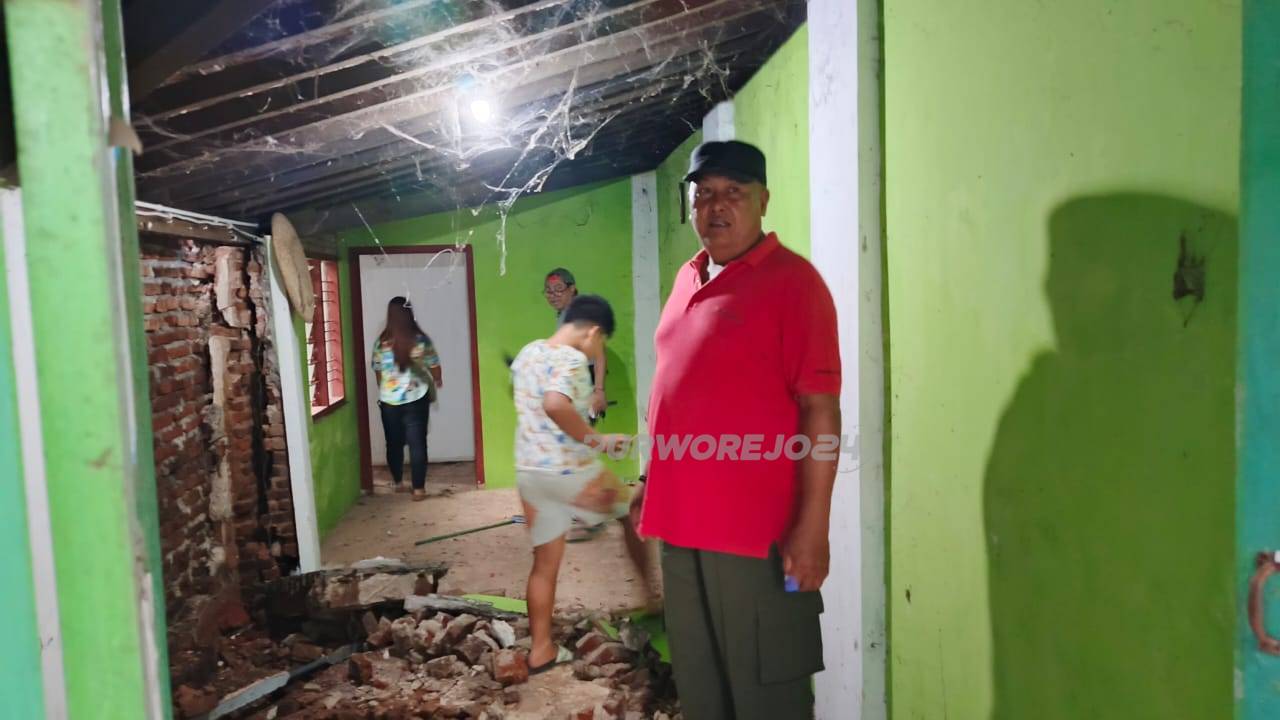 Dinding rumah warga yang rusak akibat bangunan SPPG