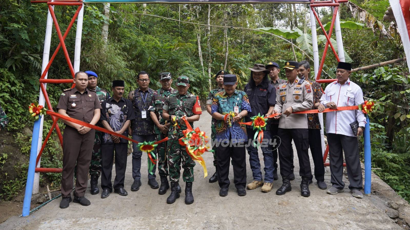 Salah satu bagian kegiatan penutupan TMMD di Desa Benowo