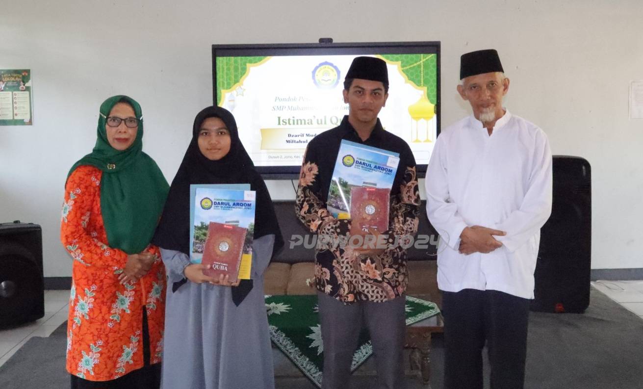 Foto bersama dua santri penghafal al quran