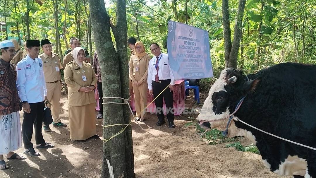 Suasana penyerahan bantuan hewan qurban dari Presiden di Desa Pogung Jurutengah