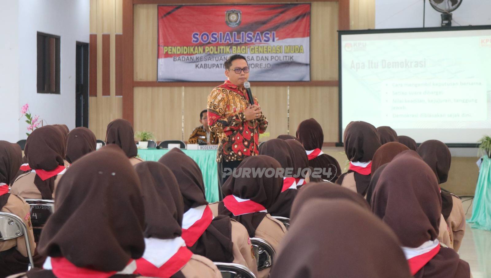Ketua Divisi Sosdiklih, Parmas, dan SDM, pada KPU Purworejo, Abdul Azis saat memberikan materi