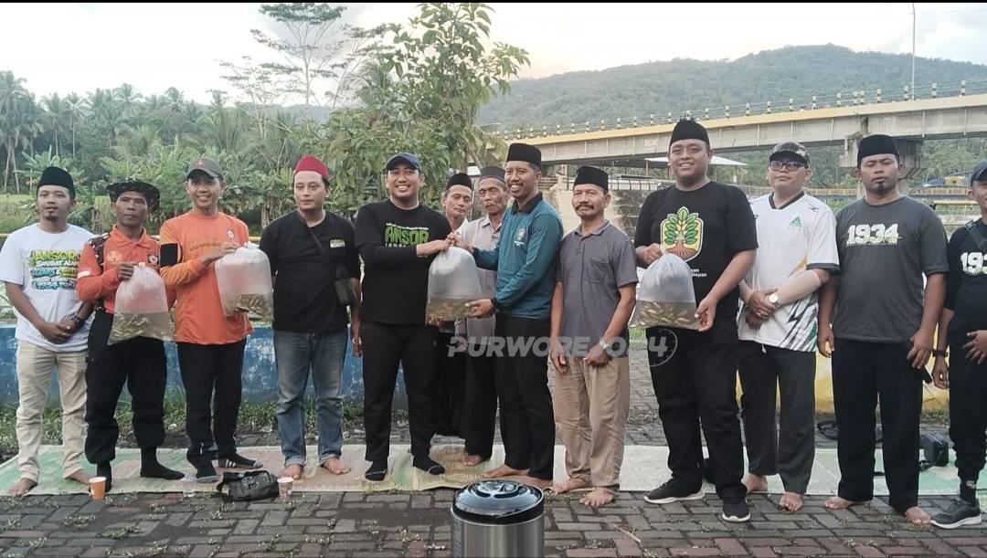 Foto bersama sebelum tebar benih ikan