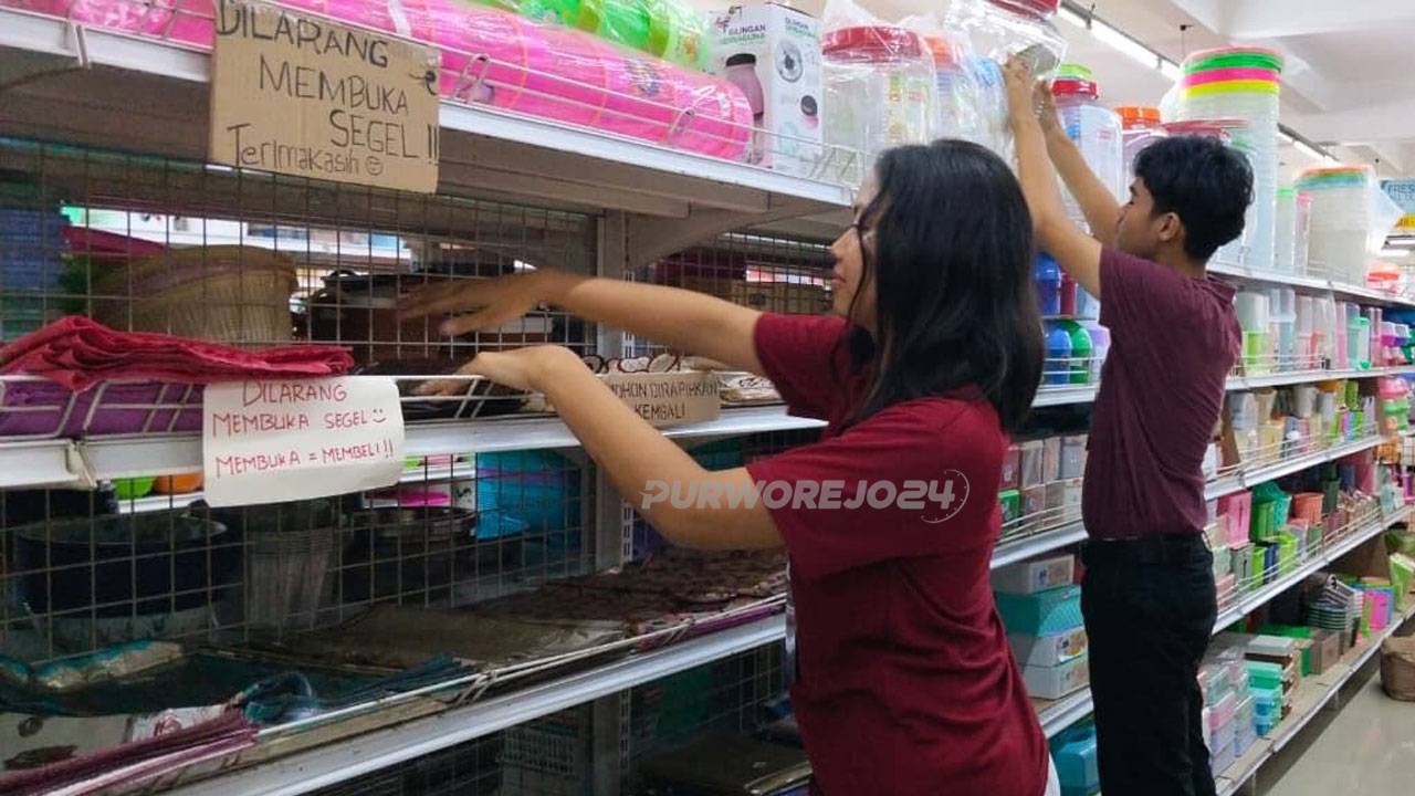 Siswa SMP Mutiara Bangsa sedang melaksanakan magang di Toserba Laris Kutoarjo