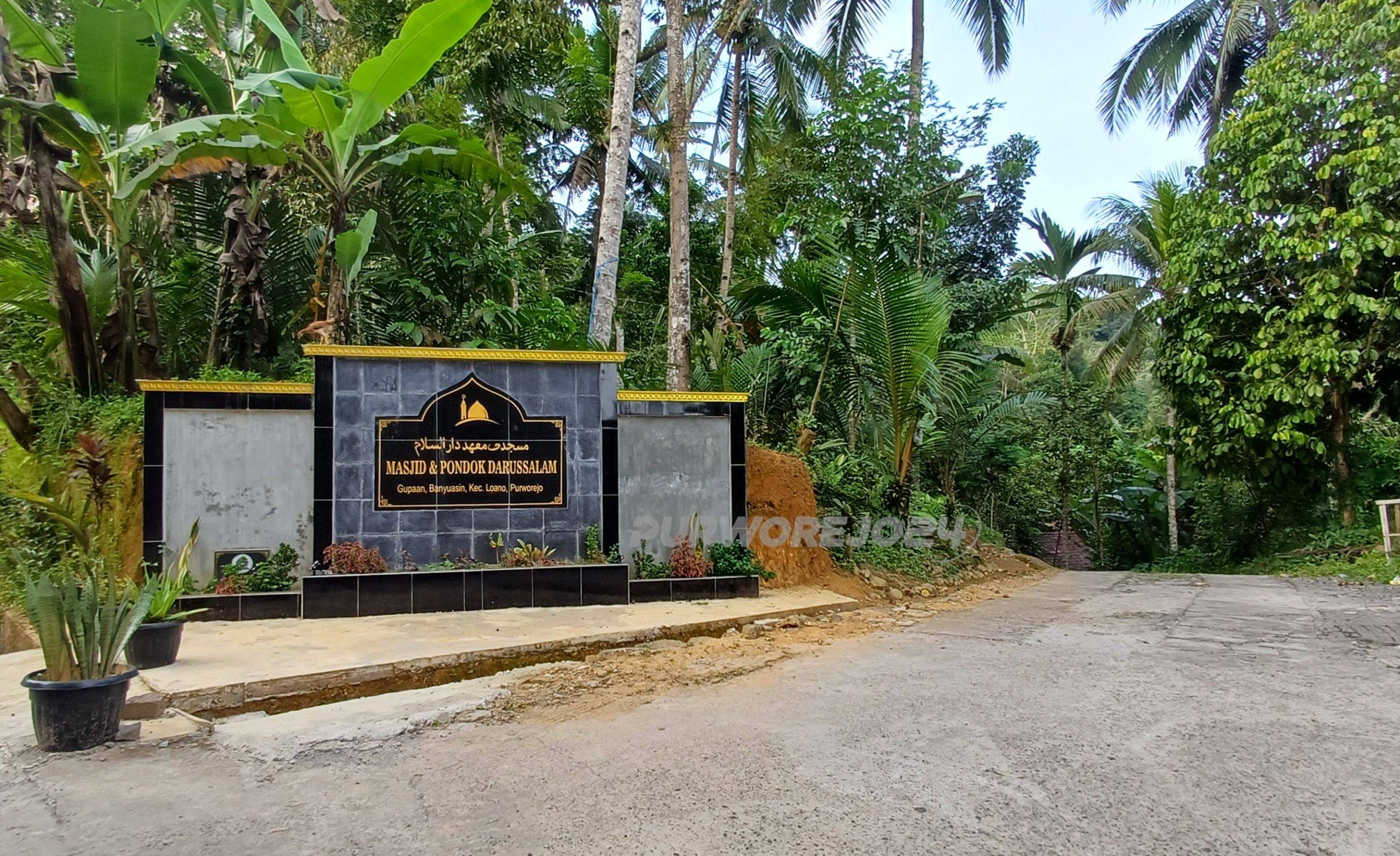 Jalan menuju SMK Ma’arif NU 1 Bener (Podok Darussalam) di Gupaan, Banyuasin, Kec. Loano, Purworejo,