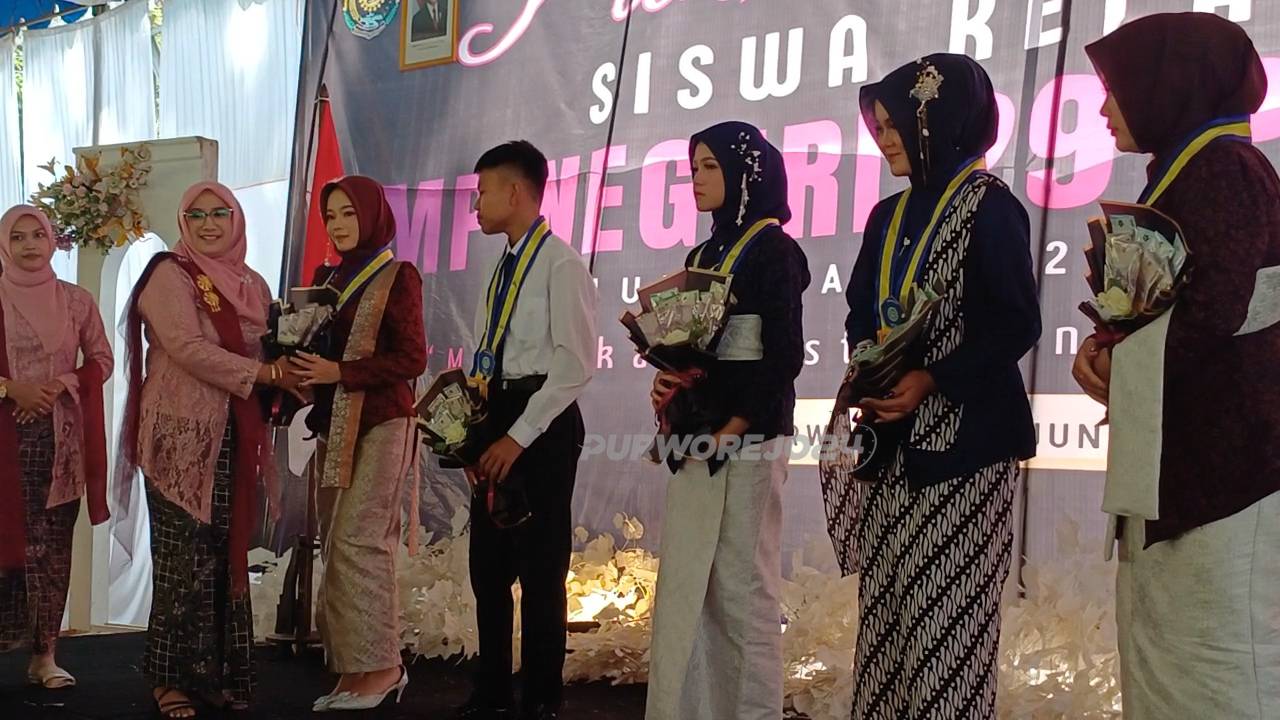 Pemberian penghargaan kepada lulusan terbaik