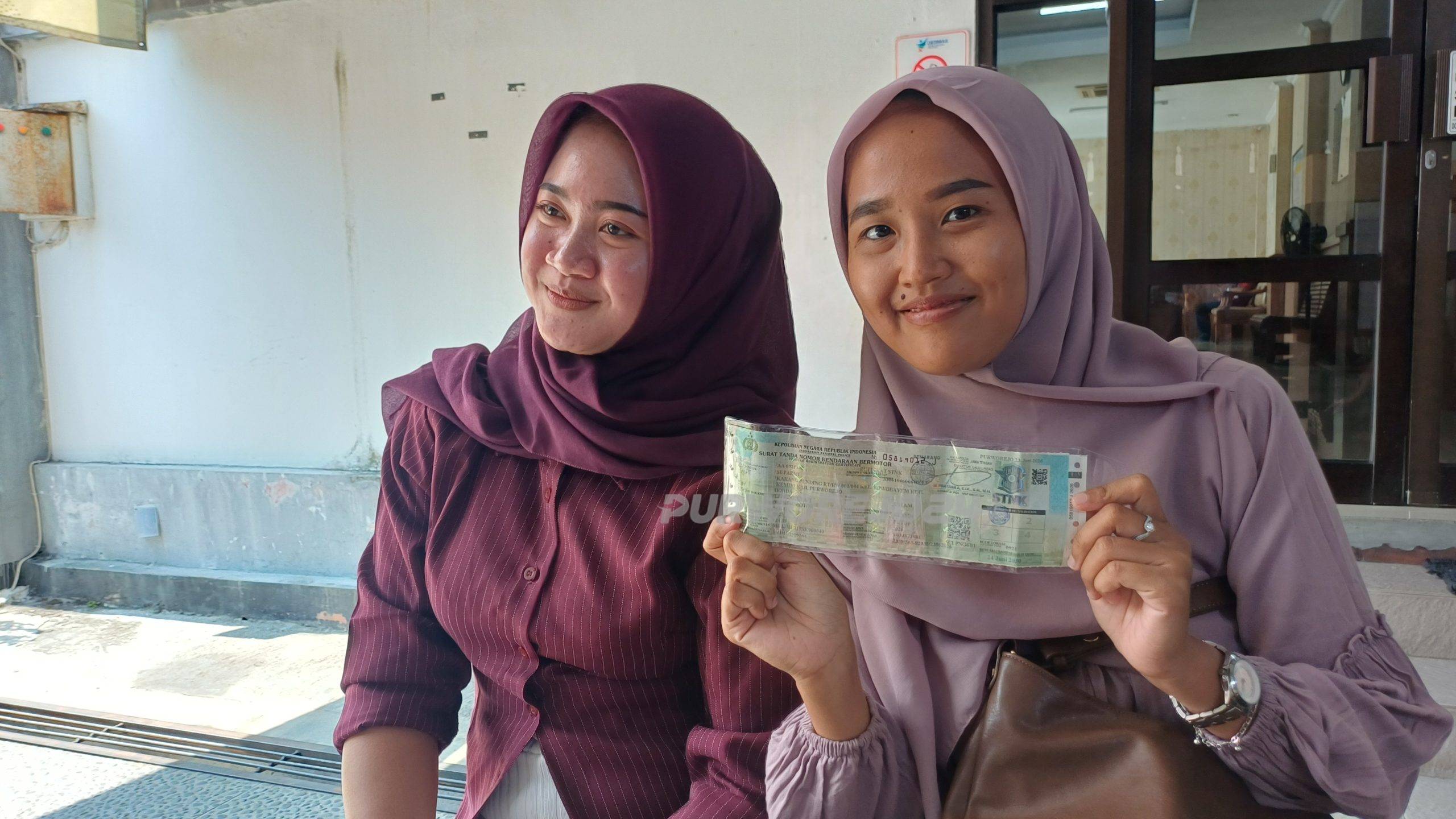 Oktavia Wulandari dan Ira usai membayar pajak kendaraan bermotor di Samsat Purworejo