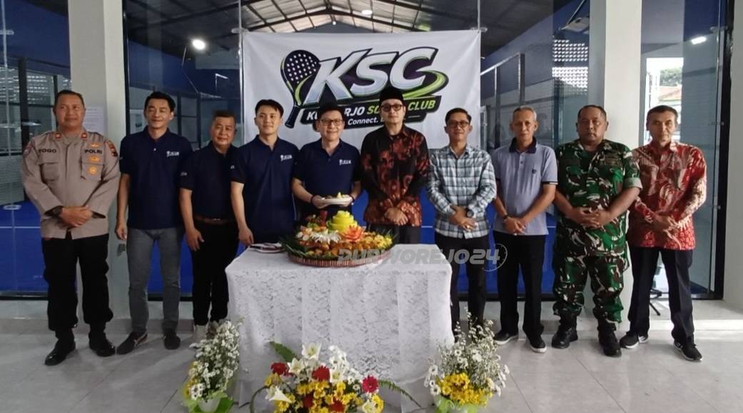 Foto bersama usai pemotongan tumpeng