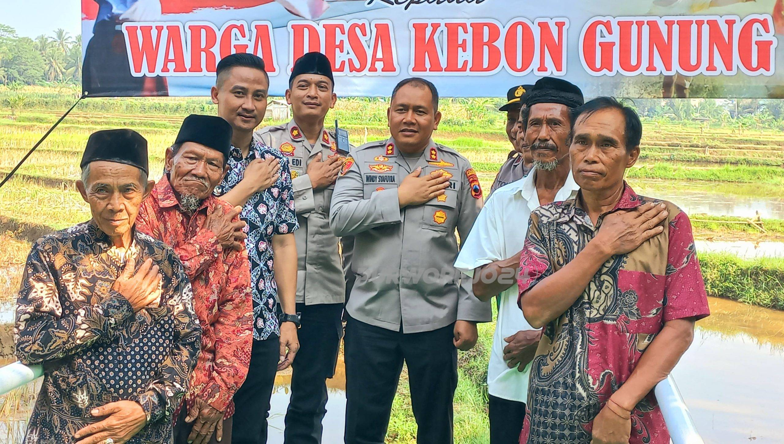 Foto bersama usai penyerahan Jembatan Merah Putih Presisi di Desa Kebon Gunung