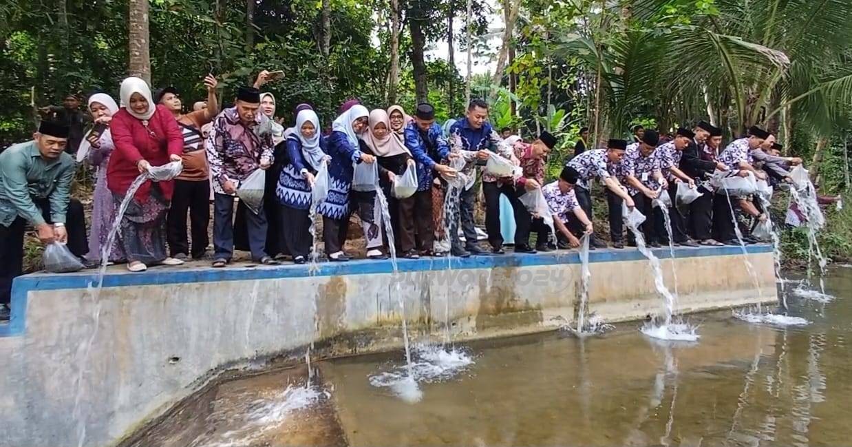 Penebaran bibit ikaan di bendung Kaliharjo