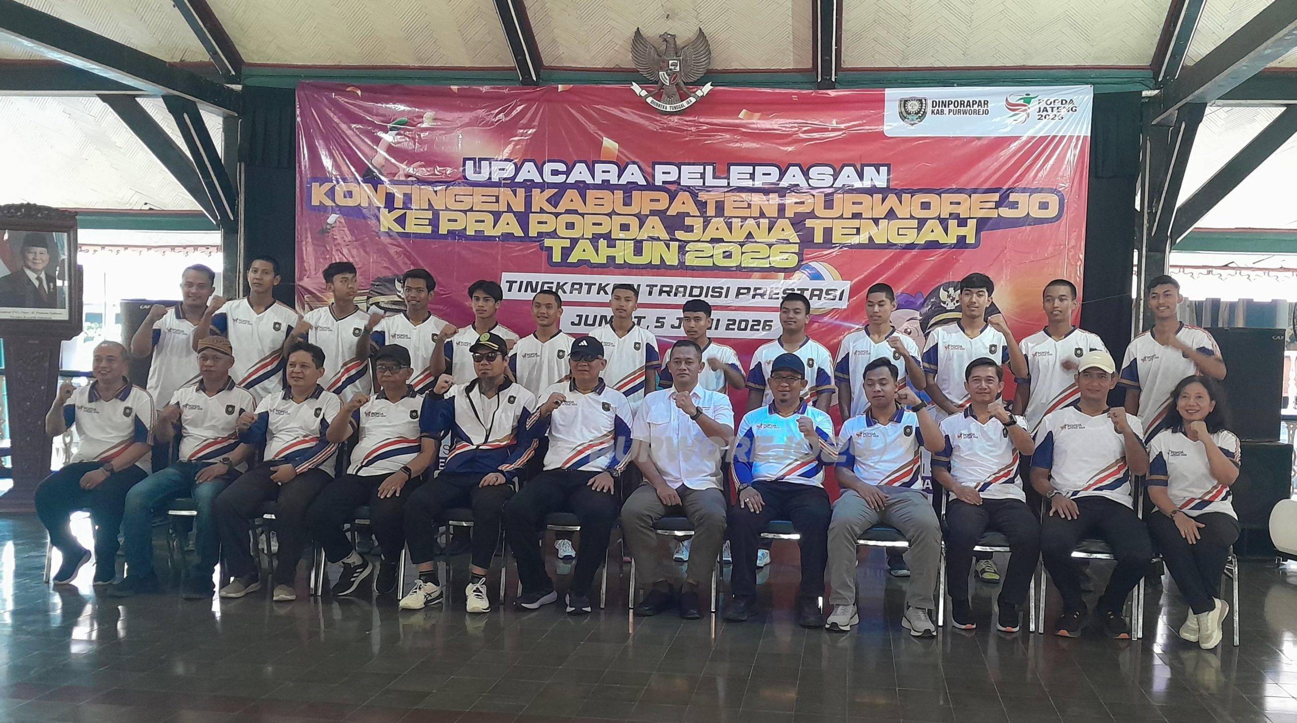 Foto bersama dalam acara pelepasan kontingen Popda