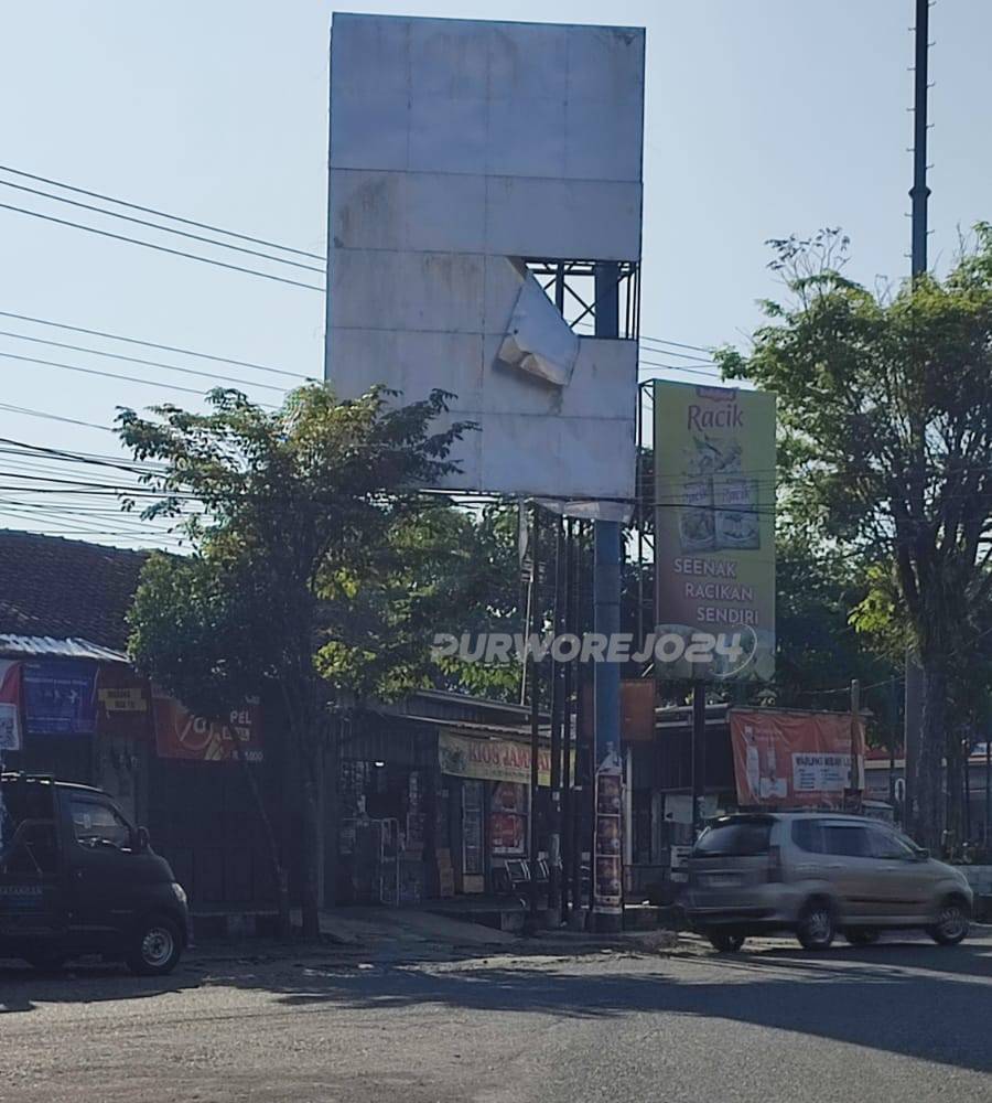 Salah satu baliho dibiarkan kosong di Purworejo