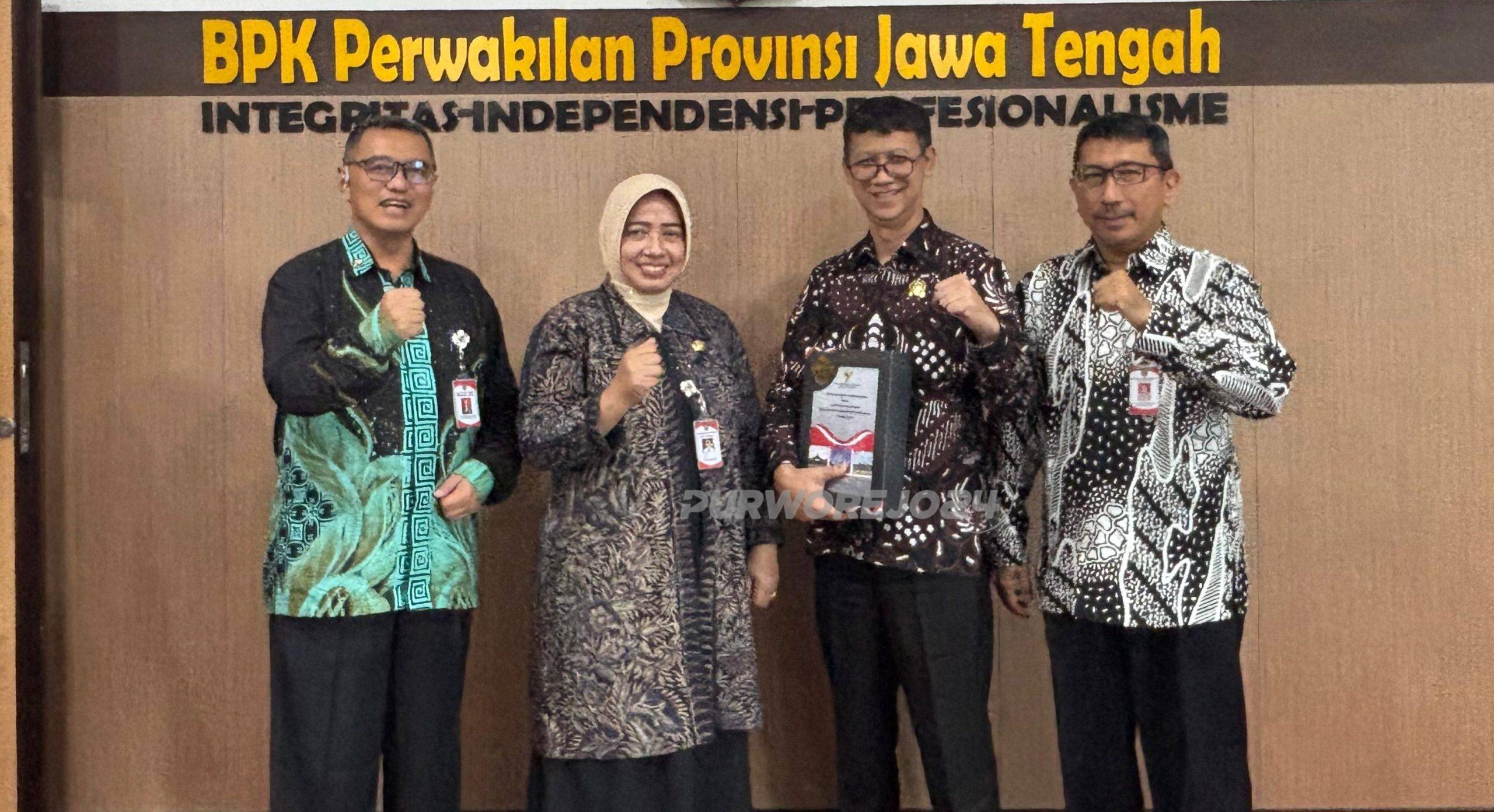 Foto bersama usai menerima penghargaan