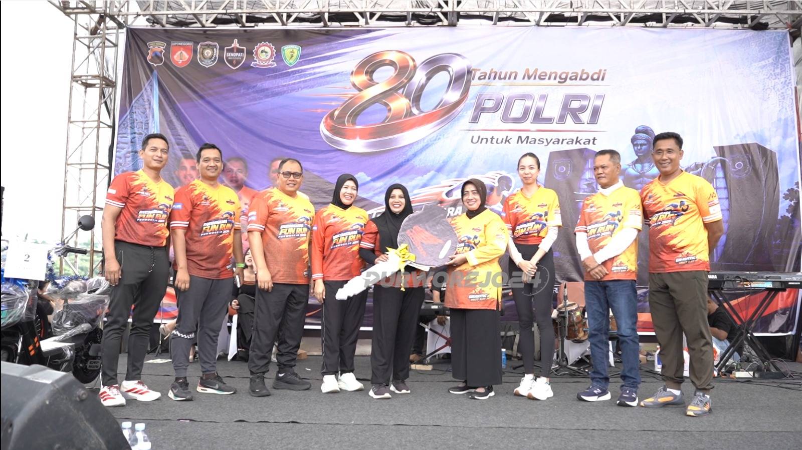 Foto bersama usai oenyerahan hadiah