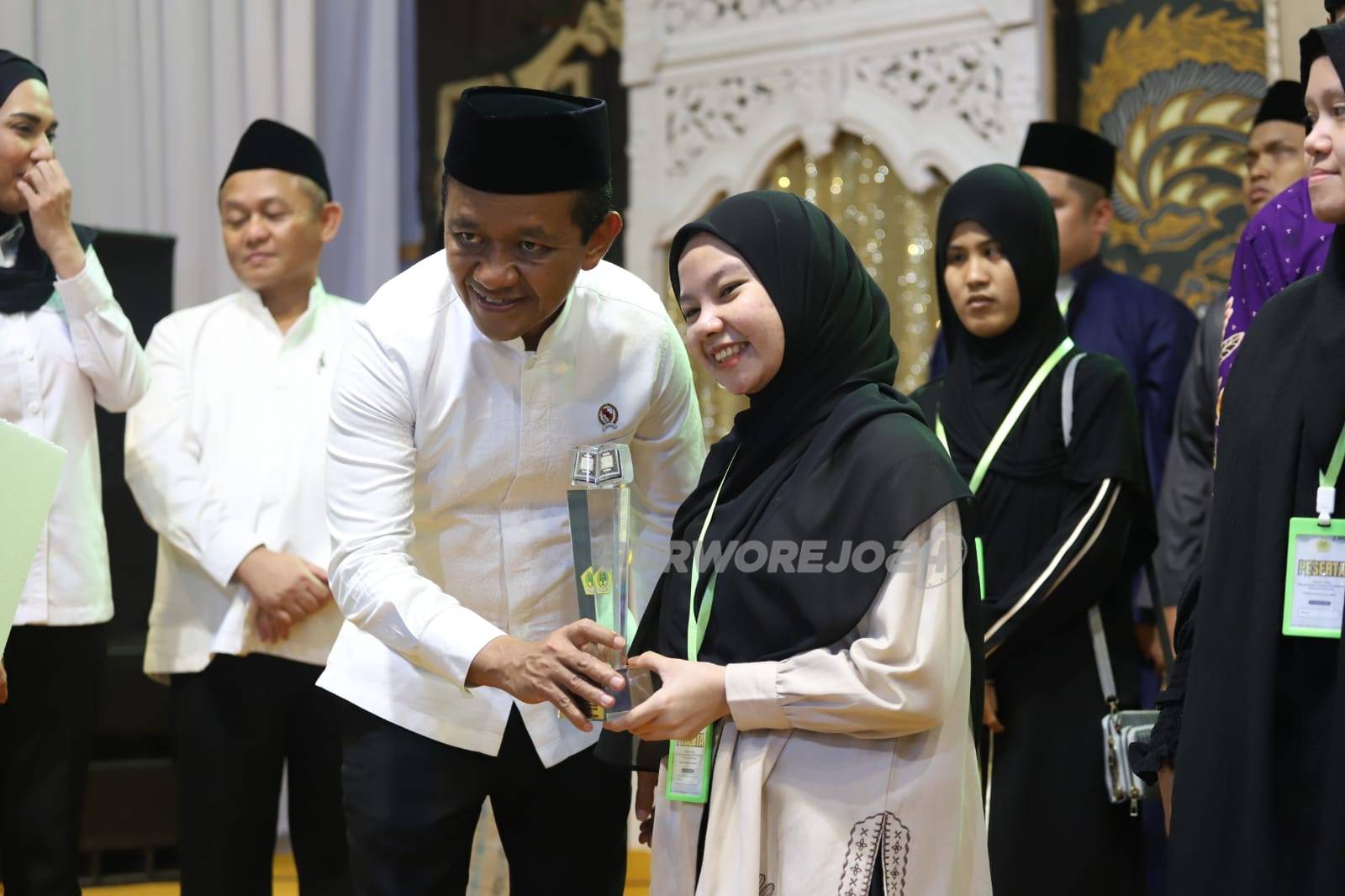 Saat penyerahan hadiah