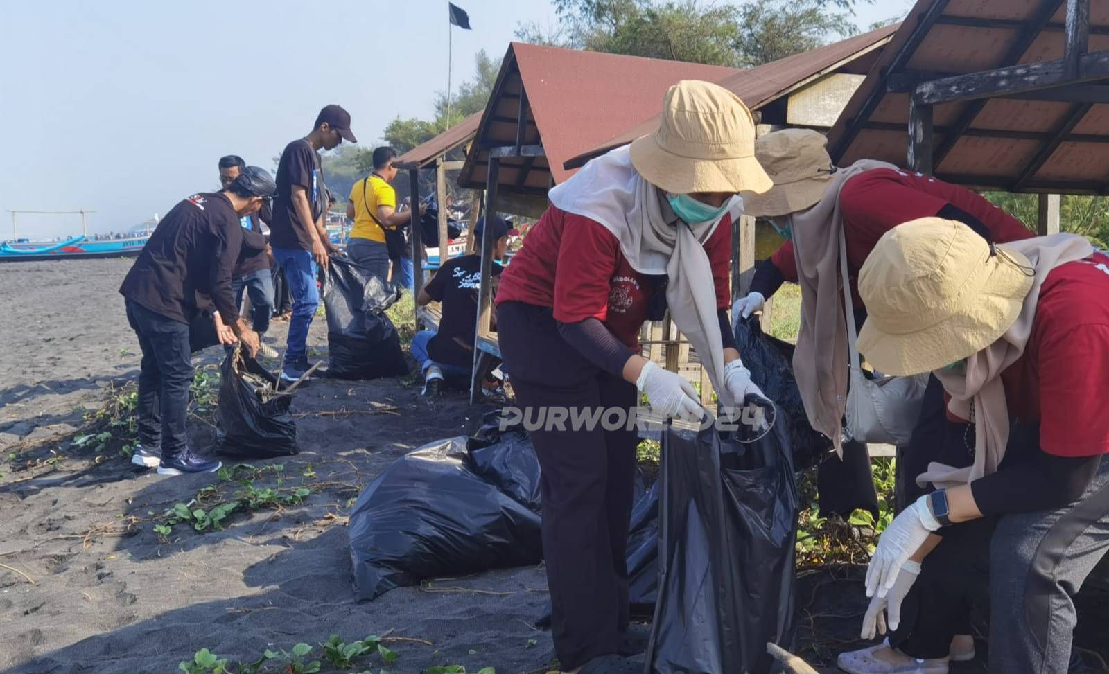 Saat kegiatan bersih pantaii