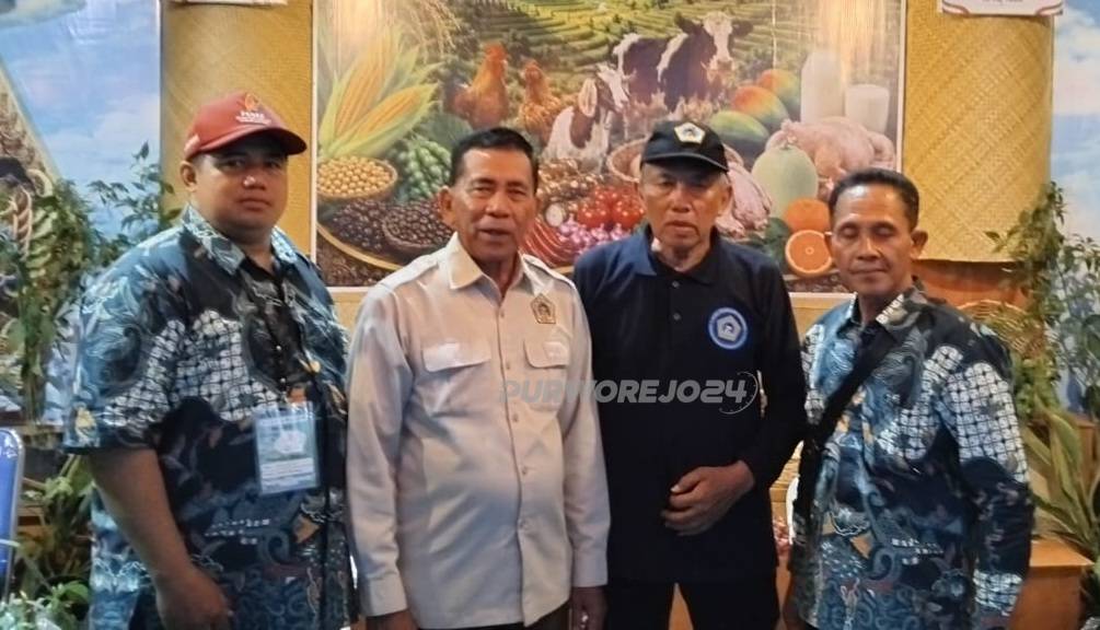 Peserta asal Purworejo saat foto bersama dengan Ir. H Yadi Sofyan Noor S.H.selaku ketua KTNA Pusat dan Munaji wakil ketua KTNA Jateng.