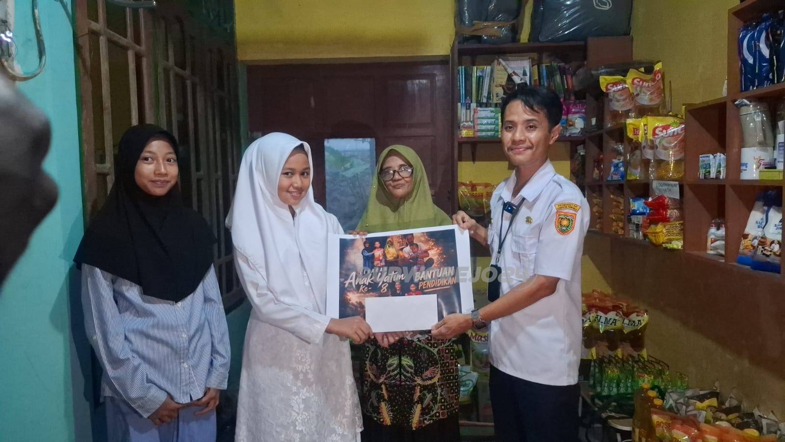 Saat penyerahan santunan