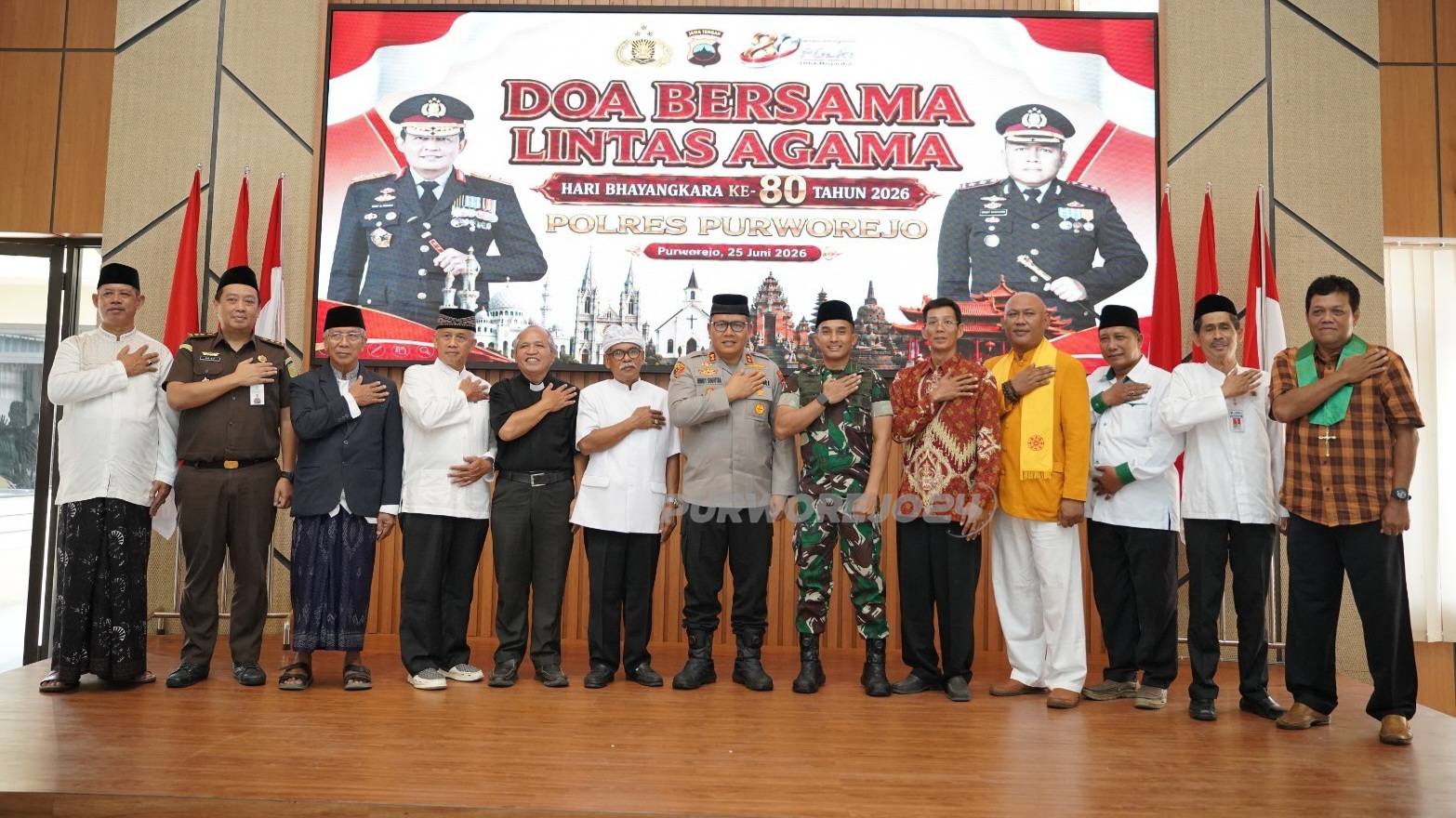 Foto bersama usai doa bersama lintas agama