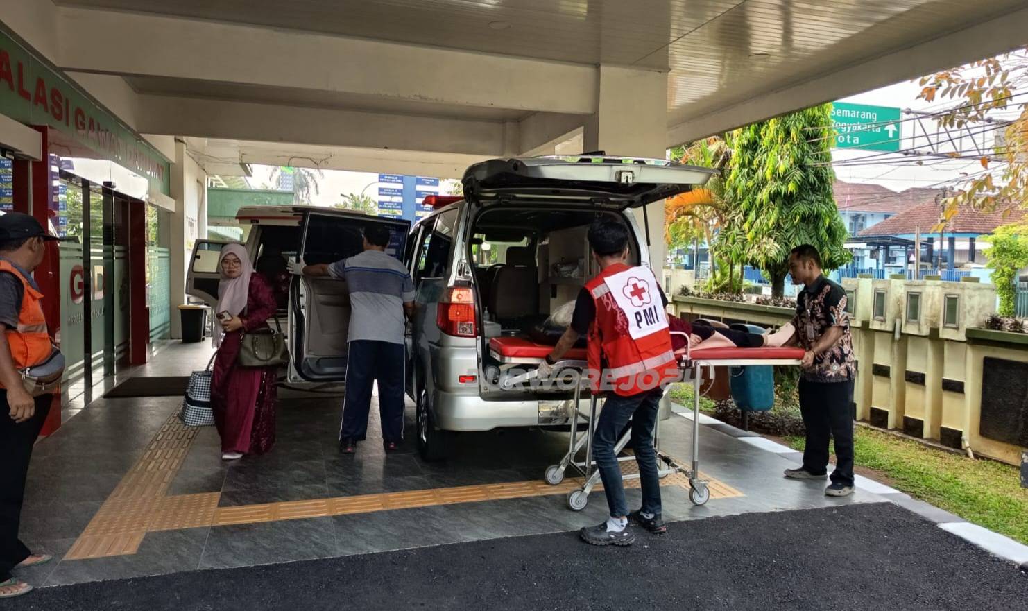 Evakuasi korban ke RSUD