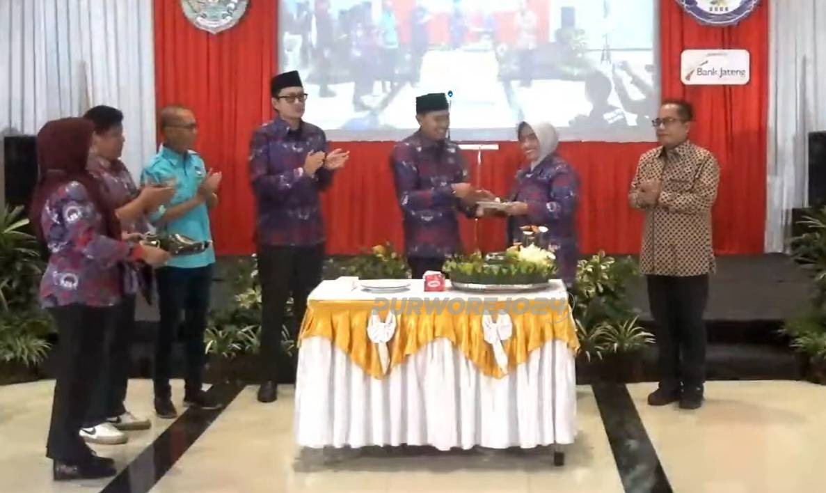 Pemotongan tumpeng tandai puncak Peringatan PPDI ke 20 di Purworejo