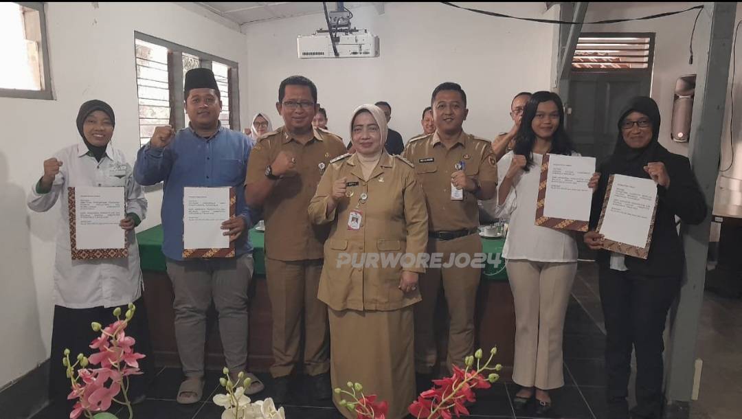 Foto bersama usai penyerahan dana hibah