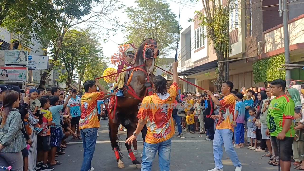 Salah satu atraksi arak arakan khataman Ponpes Al Faham Baledono