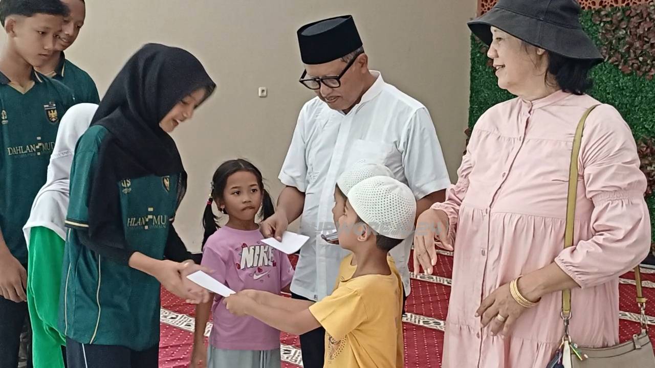 Momen pemberian santunan kepada anak yatim