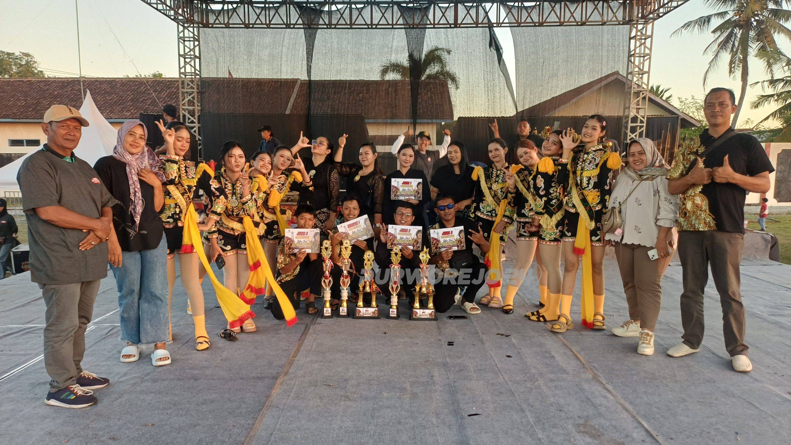 Tim Grup Dolalak Setio Budi Lestari dari Desa Purwodadi, Kecamatan Purwodadi, foto bersama usai tampil di ajang Gelar Seni Purworejo 2026