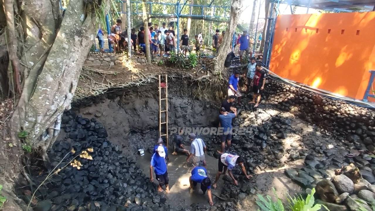 Warga gotong royong membersihkan Beji Indah Lestari