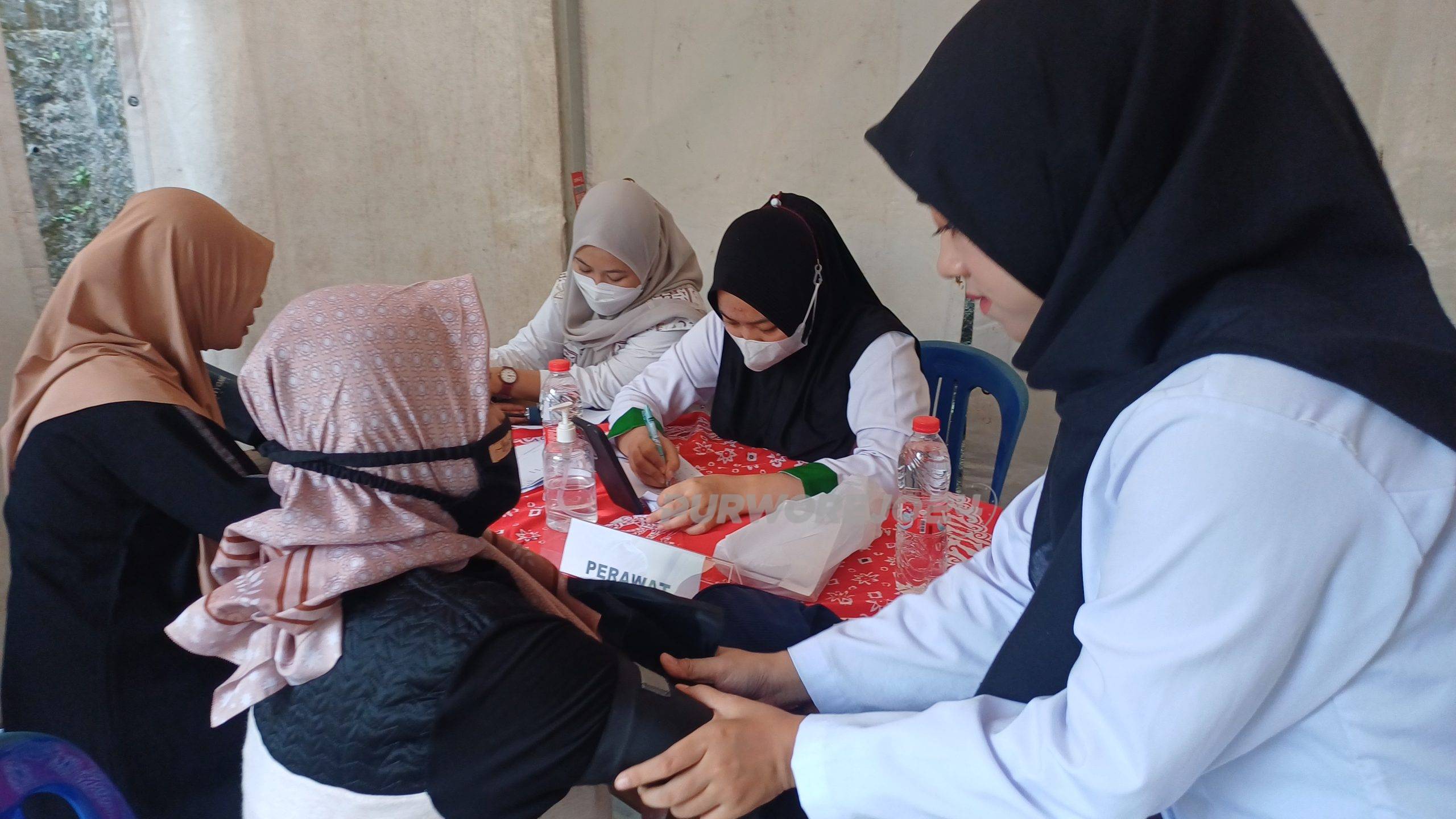 Warga saat mengikiti kegiatan pengecekan kesehatan gratis di lingkungan Ponpes Darussalam, Minggu (26/7/2026).