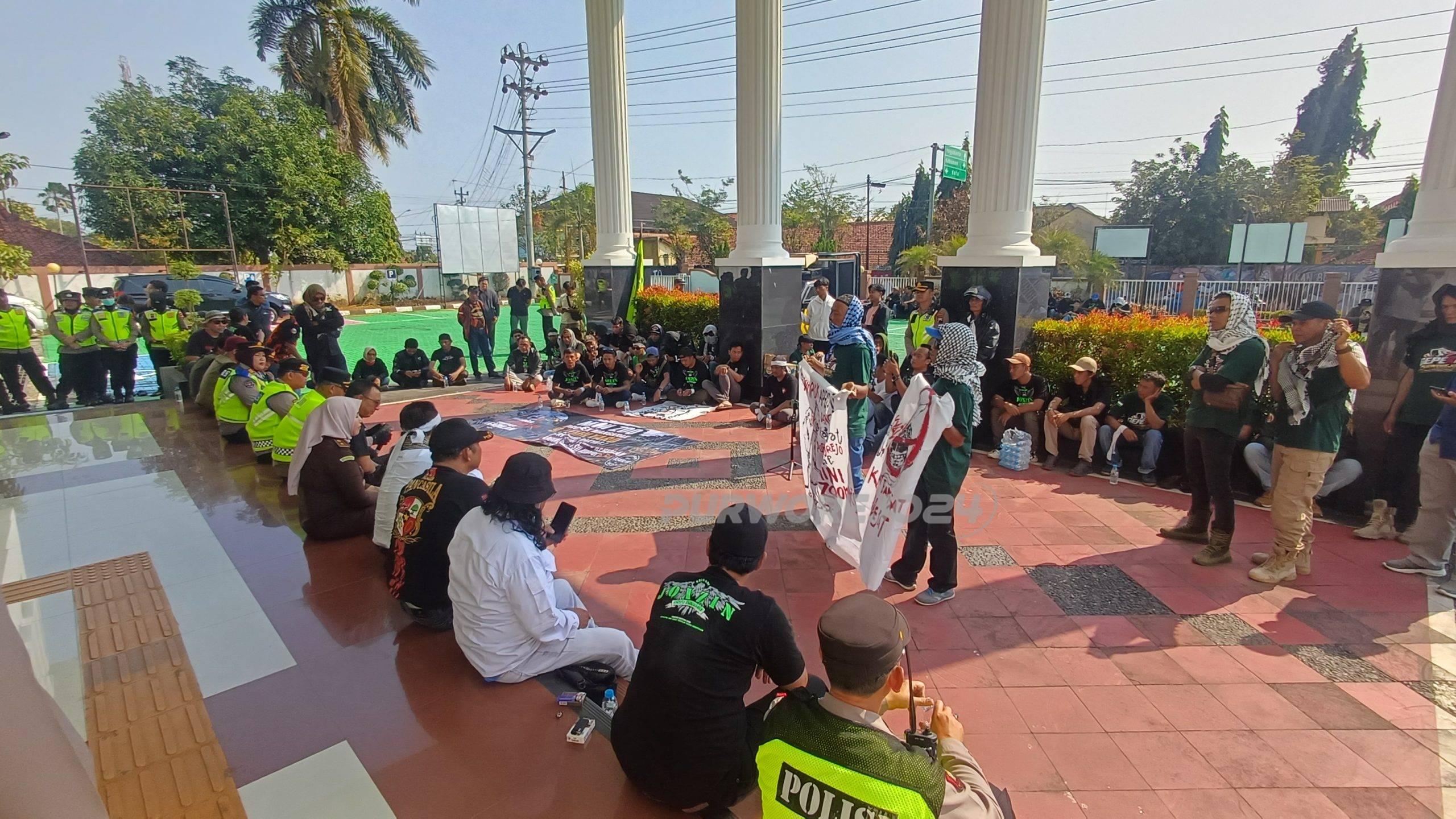 Saat aksi berlangsung di kantor Kejaksaan Negeri Purworejo
