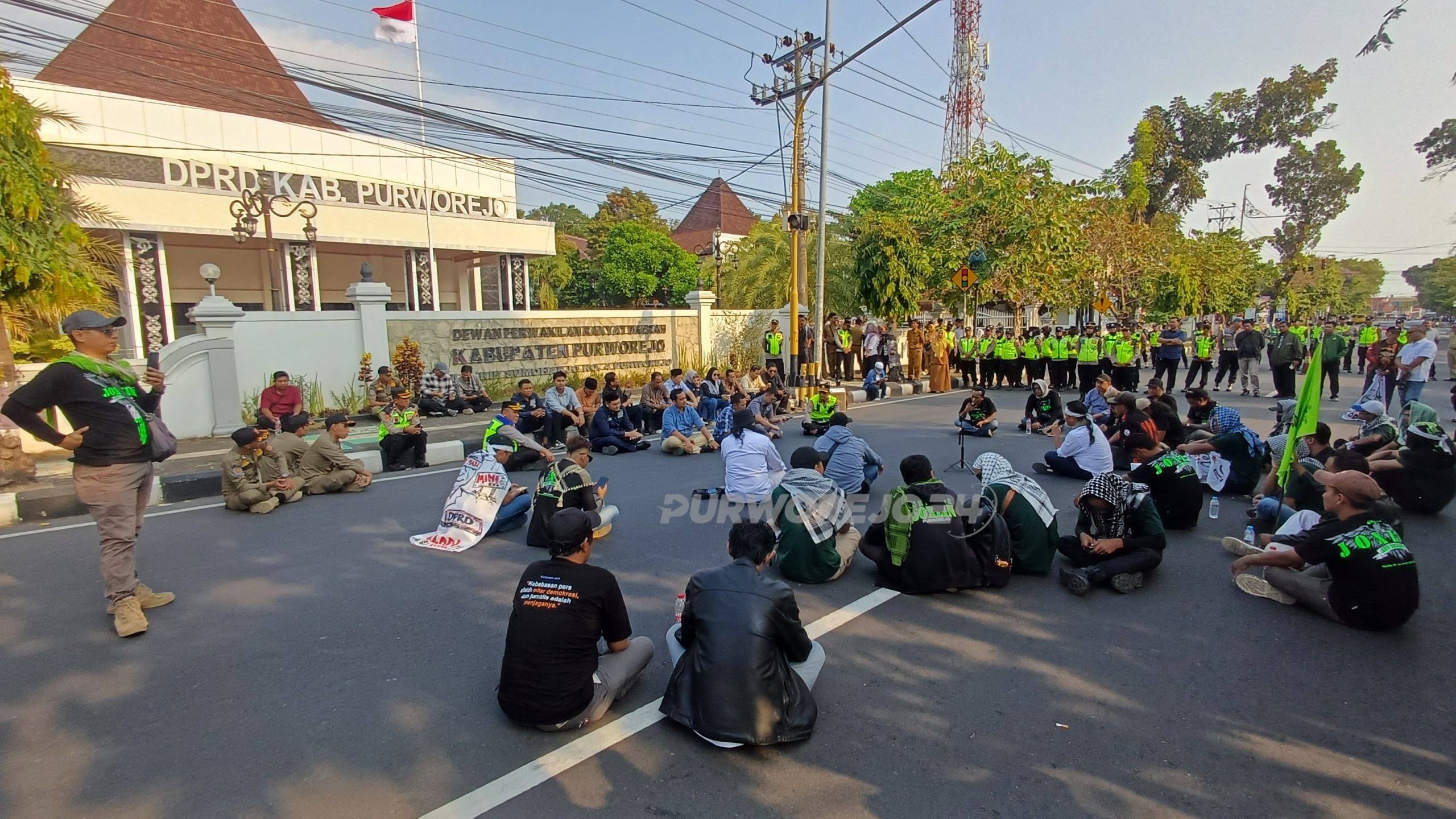 Aksi damai di depan kantor DPRD Purworejo