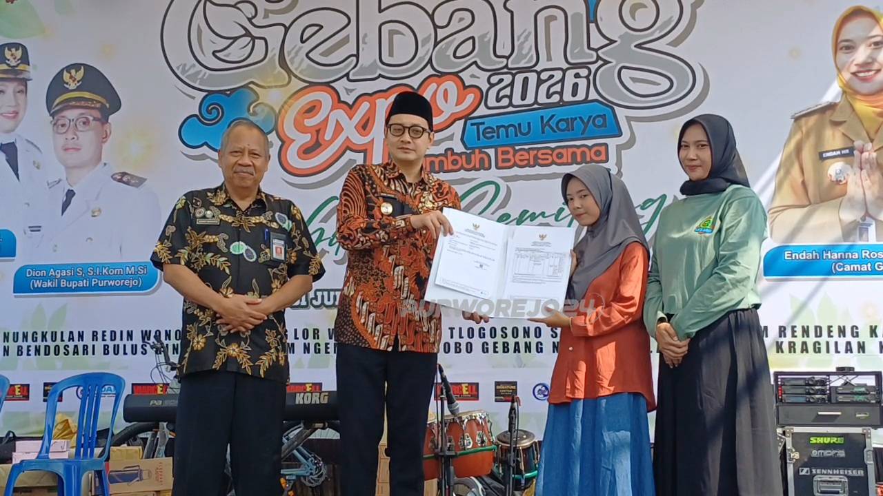 Simbolis penyerahan NIB kepada salah satu UMKM