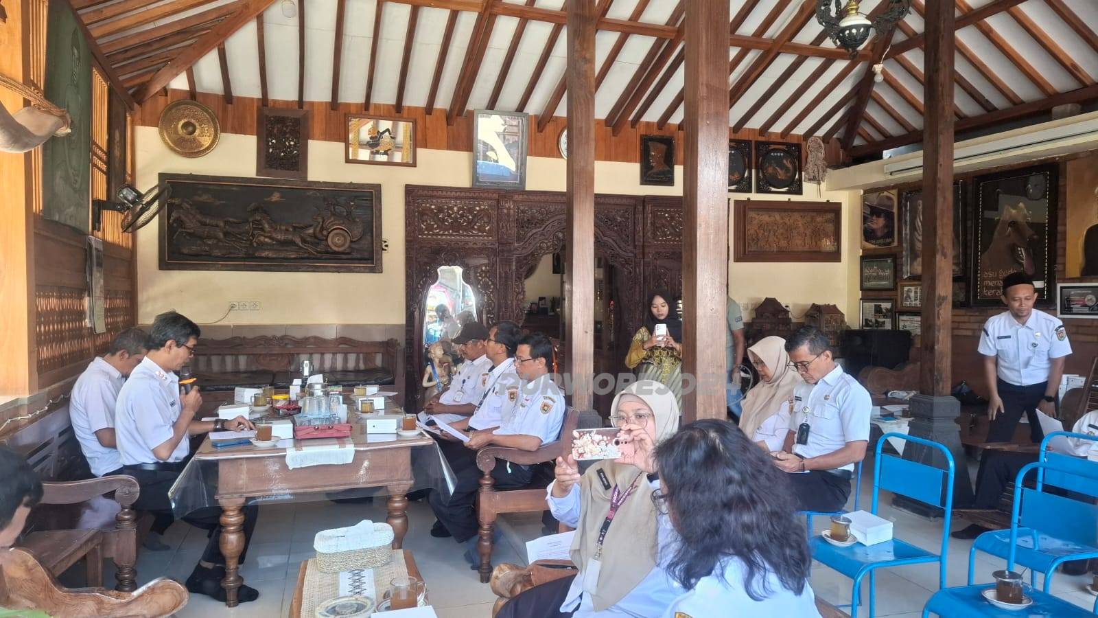 Saat rapat pemantaban