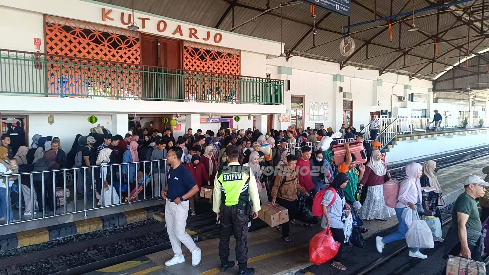 Penumpang kereta api di Stasiun Kutoarjo
