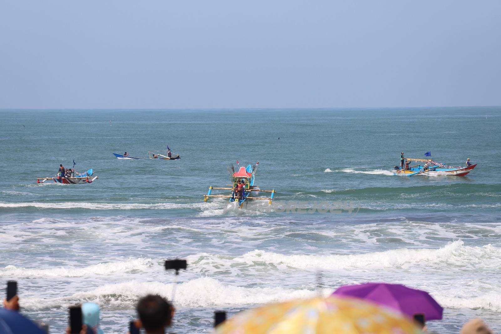 Suasana kegiatan sedekah laut di Kertojayan