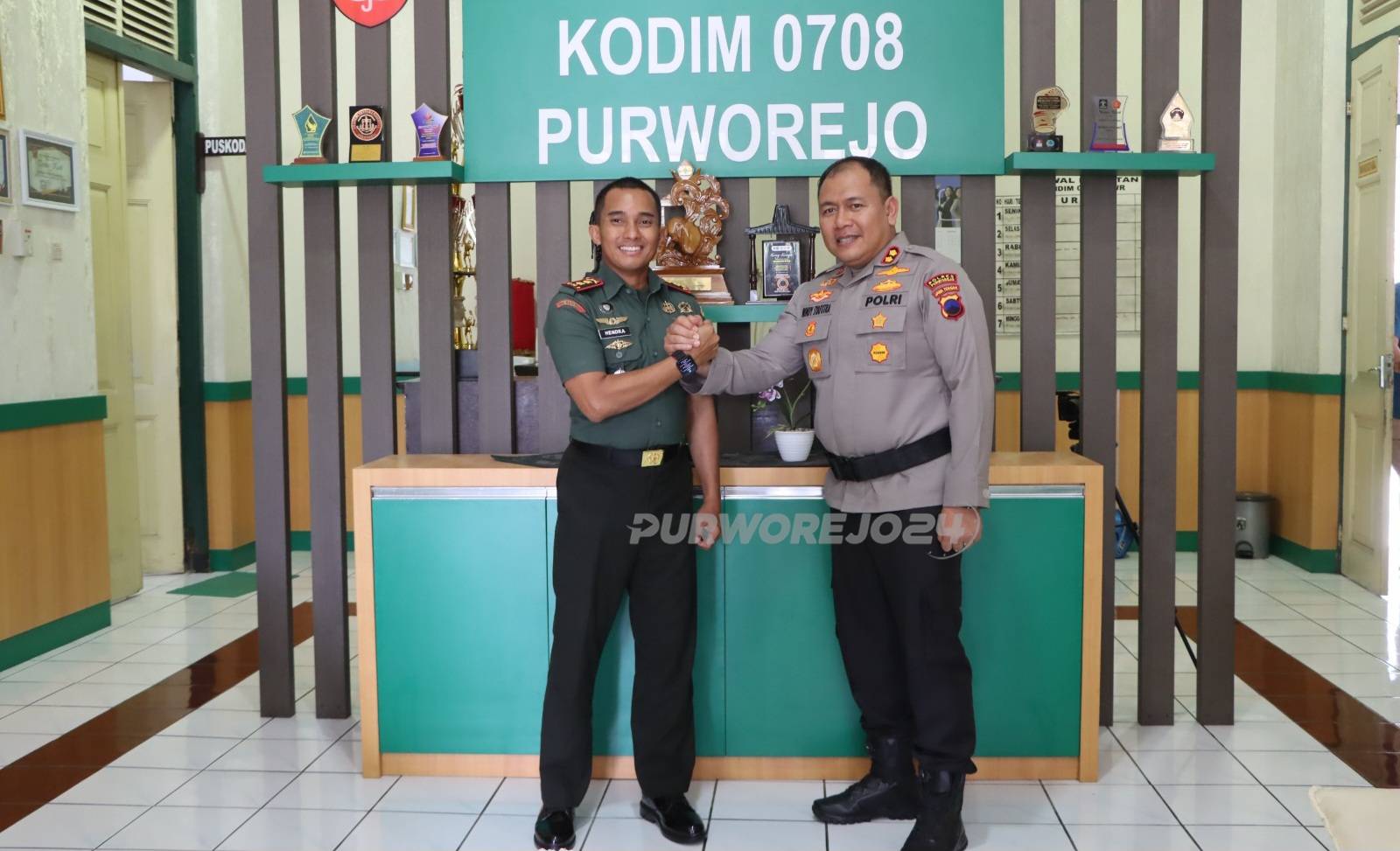 Kapolres saat melaksanakan silaturahim ke Kodim 0708 Purworejo