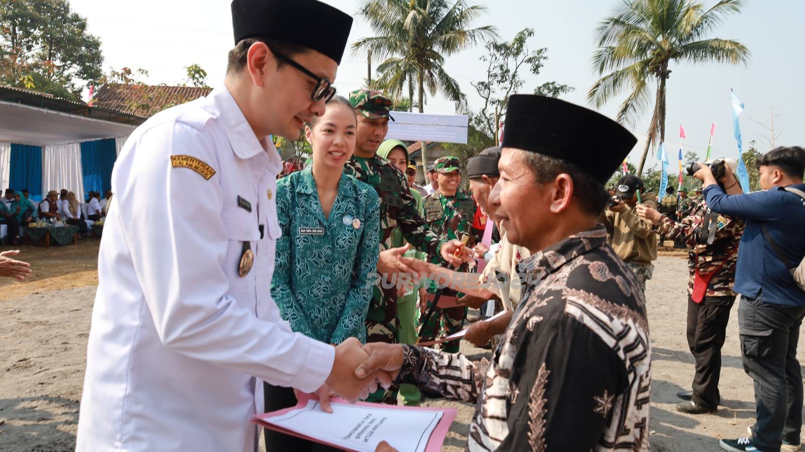 Saat pemberian bingkisan