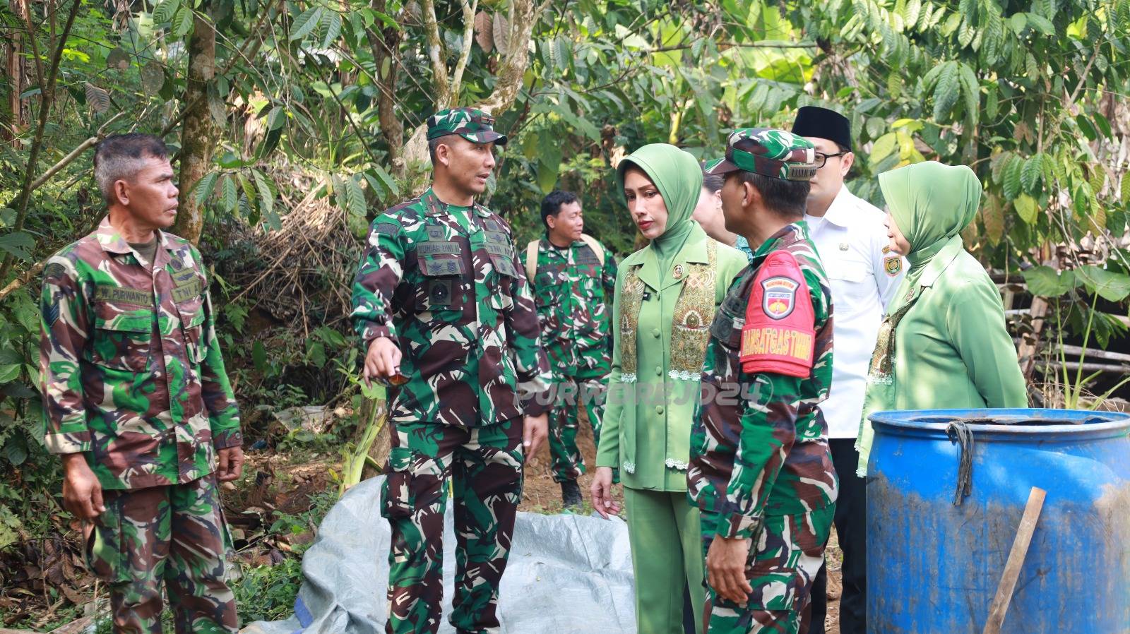 Menninjau lokasi sumur bor