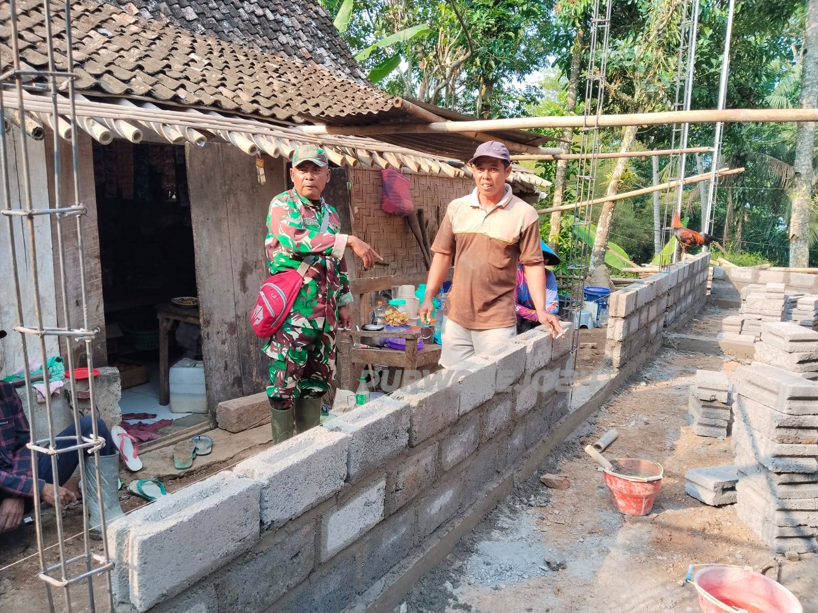 Warga saat melaksanakan pekerjaan fisik
