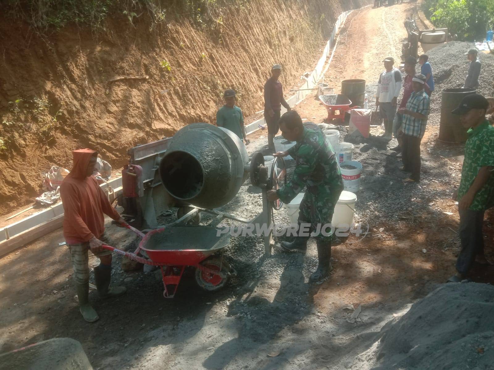 TNI kerja bakti membangun jalan