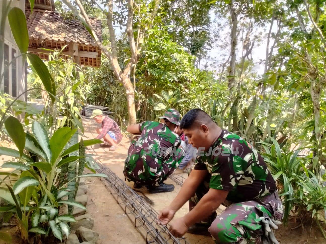 Anggota TNI saat menganyam besi untuk RTLH