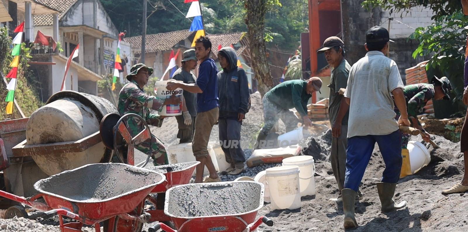 Warga gotong royong bangun jalan