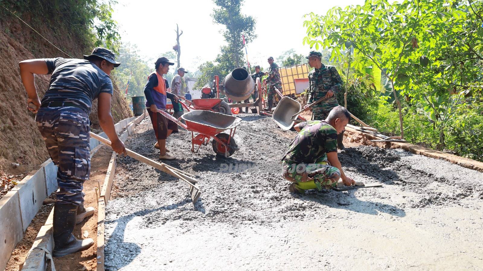 Gotong royong membangun jalan