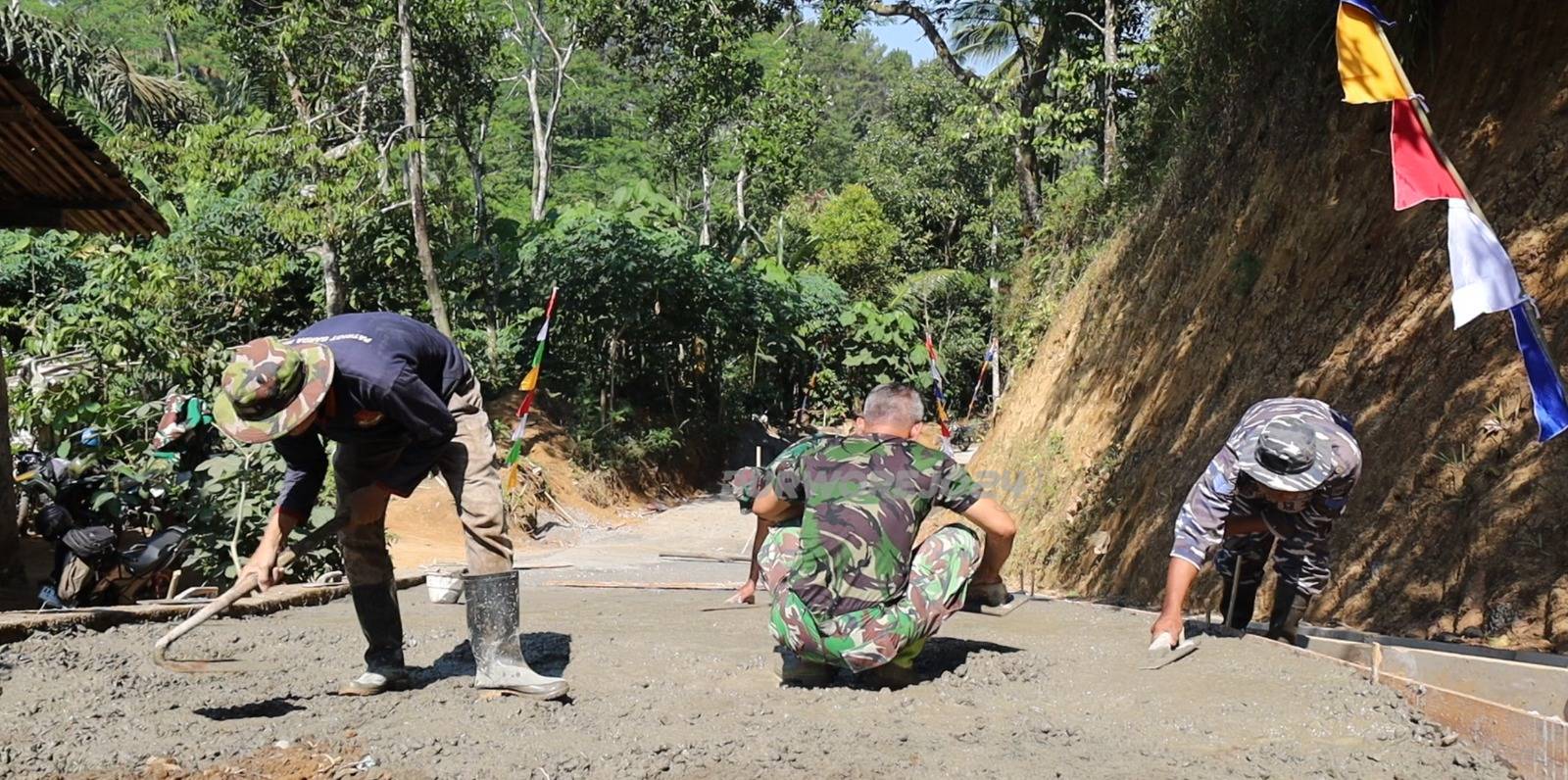 Anggota TNI berbaur dalam pekerjaan fisik bangun jalan