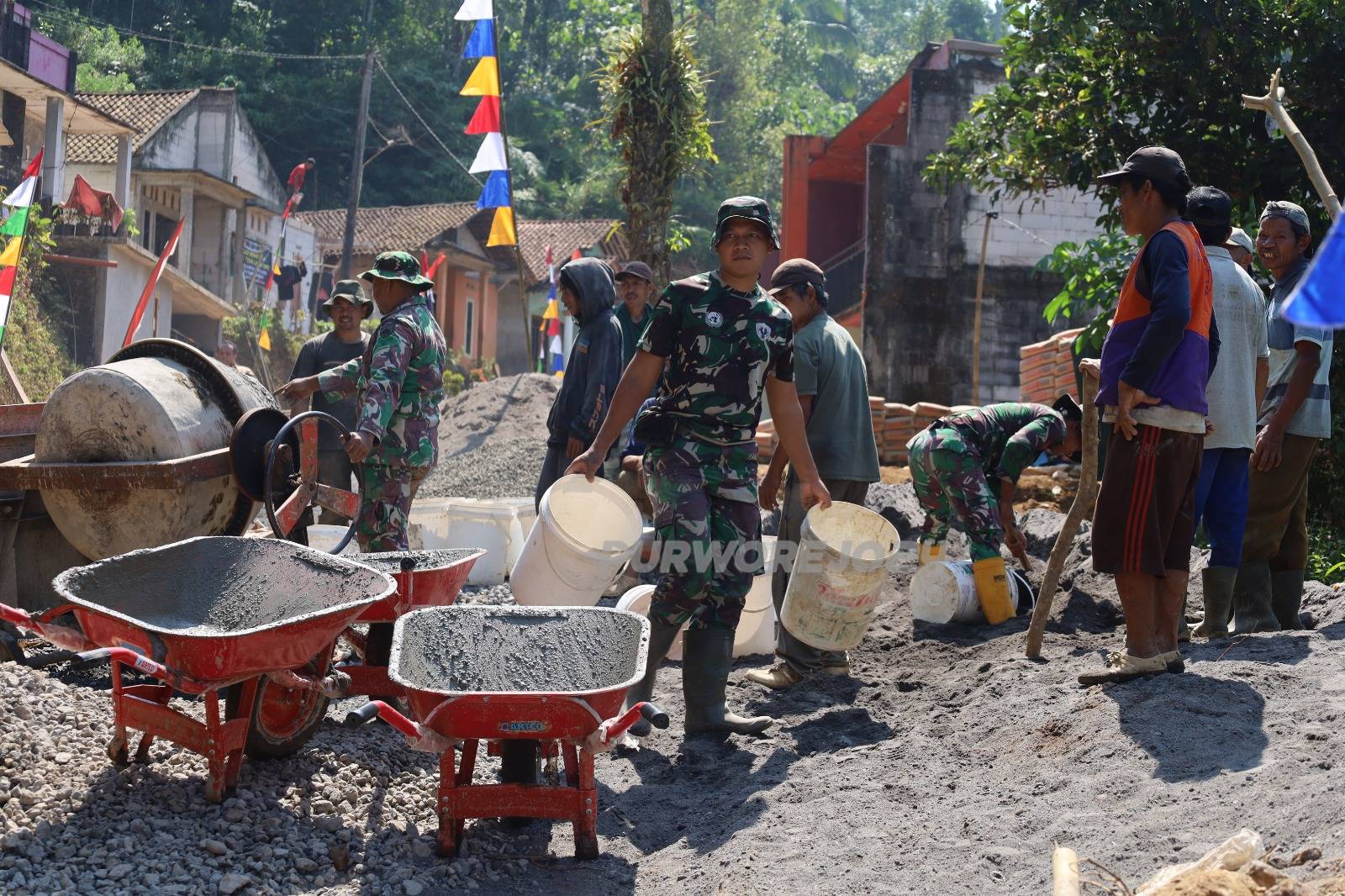 TNI gunakan molen, ember dan arco sebagai alat andalan pekerjaan fisik