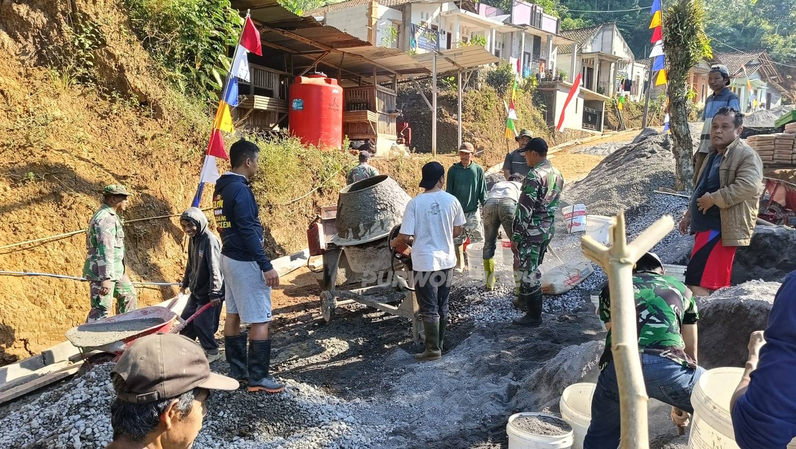 Warga dan TNI semangat gotong royong bangun jalan