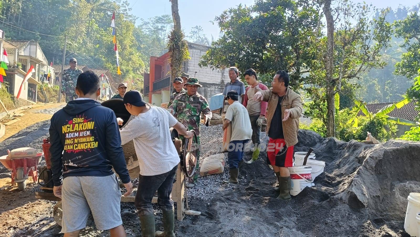 Gotong royong bangun jalan