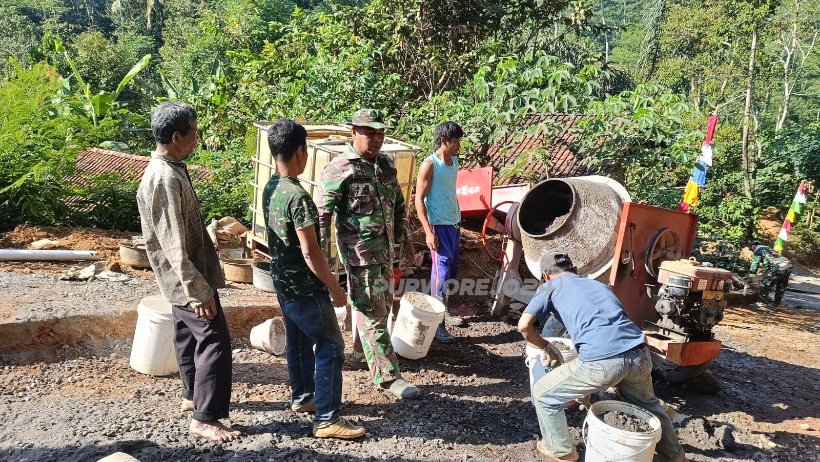 Semangat gotong royong bangun jalan