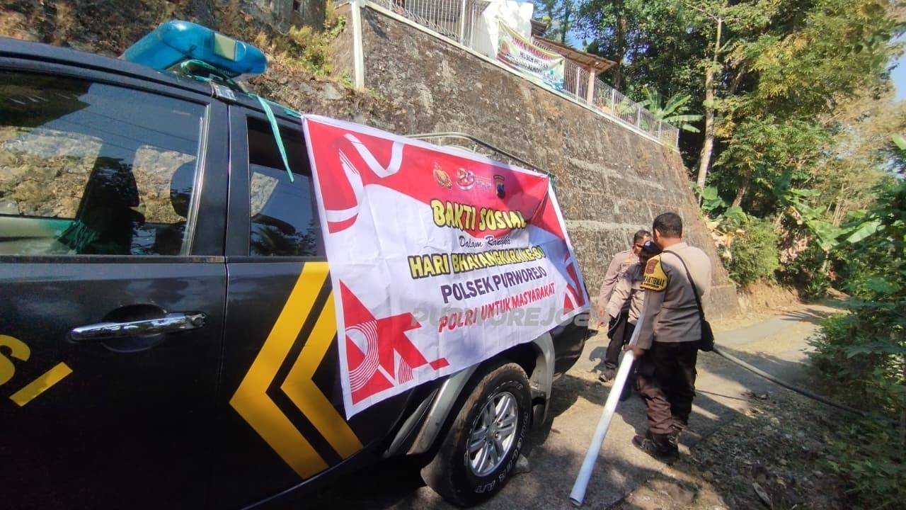 Petugas saat menyalurkan bantuan air bersih